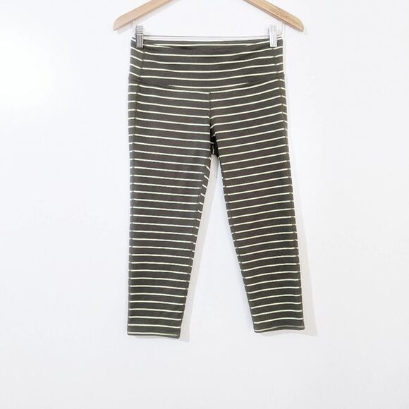 5/$20 Athleta Striped Chaturanga Capri Size Small - Picture 1 of 4